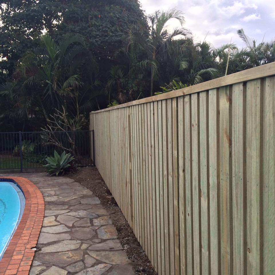 Lapped & Capped Acoustic Dividing Fence with Black Flat Top Aluminium Pool Fence